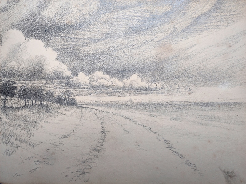 Dessin au crayon d'une plage bretonne, ligne d'horizon et nuages